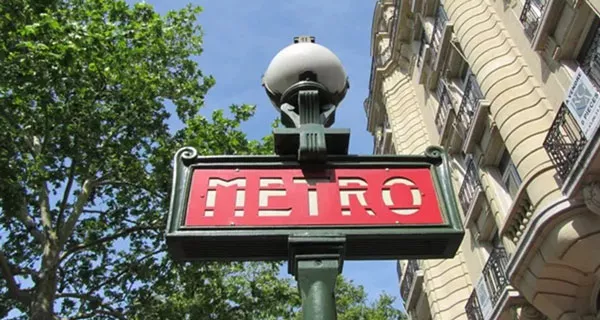 Photo du candélabre de la fonderie d’art du Val d’Osne indiquant une station du métro de Paris